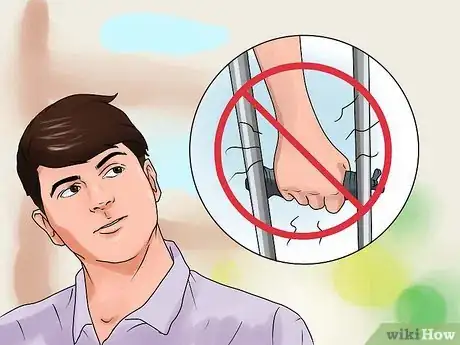 Imagen titulada Walk on Crutches Step 11