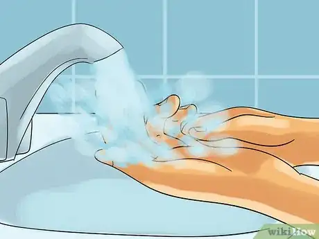 Imagen titulada Put in Colour Contacts Step 1