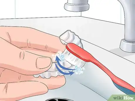 Imagen titulada Clean a Plastic Retainer Step 3