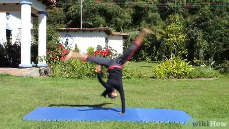 Imagen titulada Do an Aerial Cartwheel Step 12