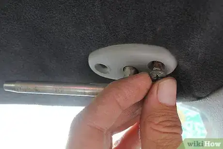 Imagen titulada Remove a Sun Visor Step 6