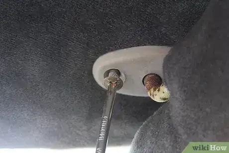 Imagen titulada Remove a Sun Visor Step 3