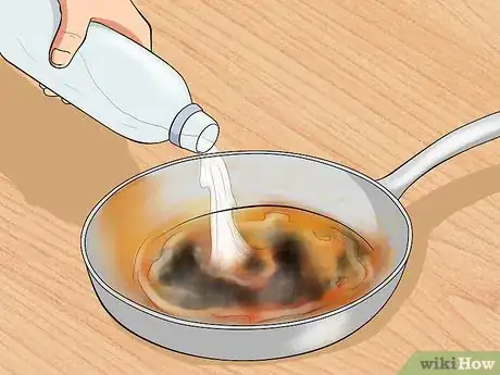 Imagen titulada Clean a Scorched Pan Step 1