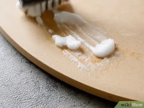 Imagen titulada Clean a Pizza Stone Step 11