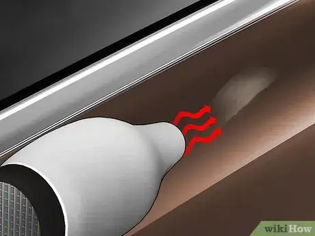 Imagen titulada Get Glue off a Car Step 2