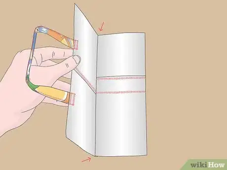 Imagen titulada Make a Capri Sun Purse Step 16