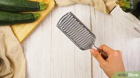 Imagen titulada Grate Zucchini Step 4