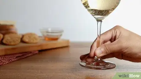 Imagen titulada Hold a Wine Glass Step 1