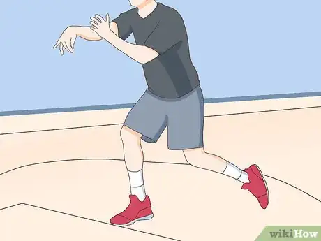 Imagen titulada Pass a Basketball Step 3
