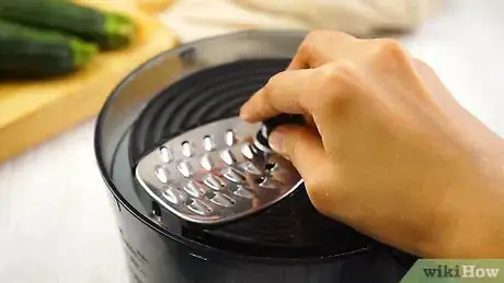Imagen titulada Grate Zucchini Step 8