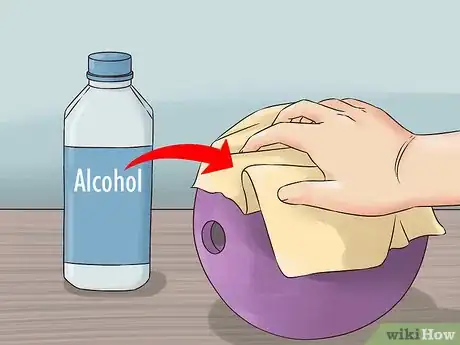 Imagen titulada Clean a Bowling Ball Step 2
