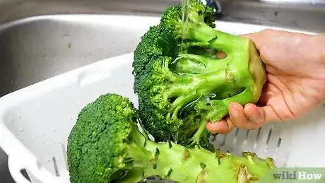 Imagen titulada Clean Broccoli Step 2