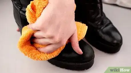 Imagen titulada Keep Leather Boots from Cracking Step 1