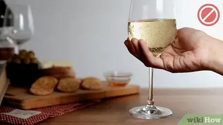 Imagen titulada Hold a Wine Glass Step 5