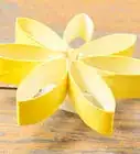 hacer flores de papel higiénico
