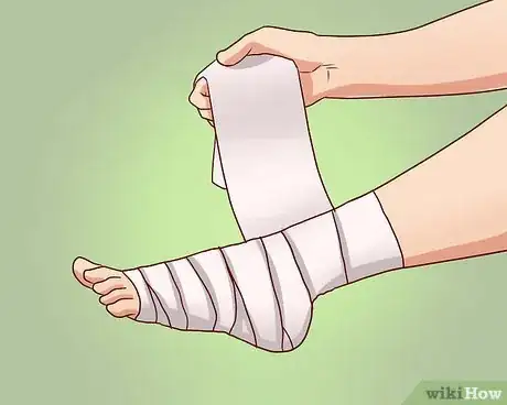 Imagen titulada Do a Home Body Wrap Step 12