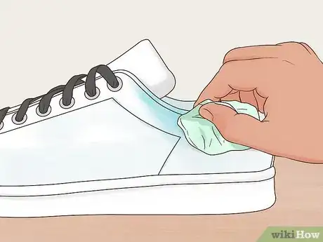 Imagen titulada Remove Jean Stains from Shoes Step 2