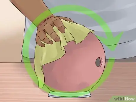 Imagen titulada Clean a Bowling Ball Step 3