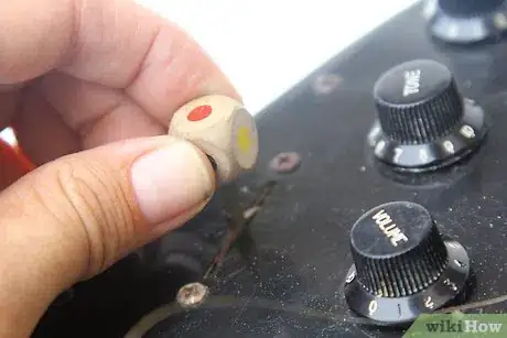 Imagen titulada Decorate a Guitar Step 5