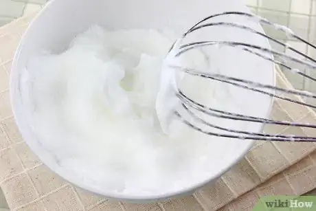 Imagen titulada Beat Egg Whites Step 6