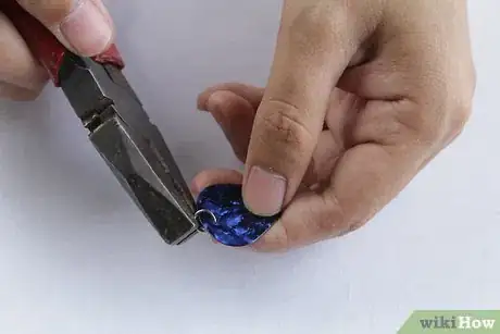 Imagen titulada Make a Guitar Pick Necklace Step 4