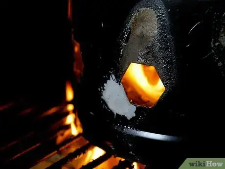 Imagen titulada Use a Charcoal Grill Step 3