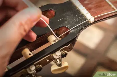 Imagen titulada Change Classical Guitar Strings Step 7