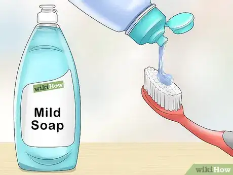 Imagen titulada Clean a Plastic Retainer Step 2