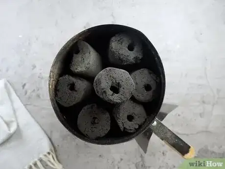 Imagen titulada Use a Charcoal Grill Step 1