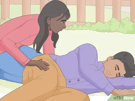 Imagen titulada Help Someone Who Is Having a Seizure Step 13