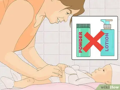 Imagen titulada Clean a Baby's Belly Button Step 10