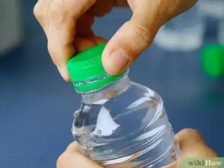 Imagen titulada Open a Bottle of Water Step 3