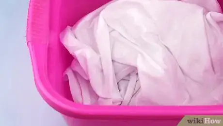 Imagen titulada Bleach a White Shirt Step 3