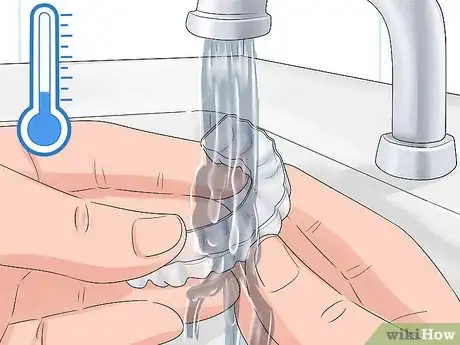 Imagen titulada Clean a Plastic Retainer Step 8