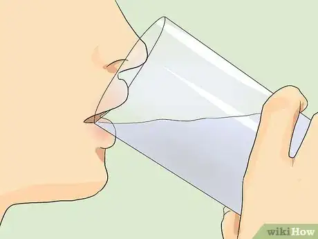 Imagen titulada Heal a Swollen Lip Step 9