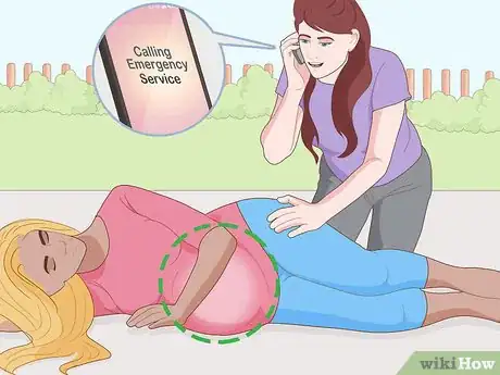 Imagen titulada Help Someone Who Is Having a Seizure Step 12