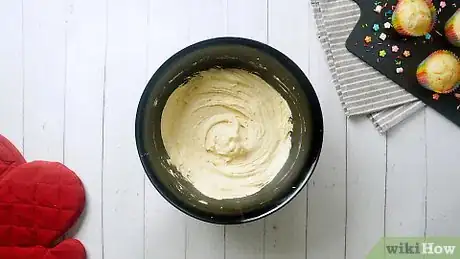 Imagen titulada Make Cupcakes with Cake Mix Step 2