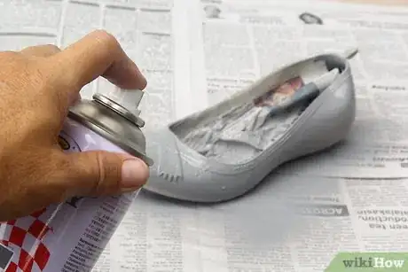 Imagen titulada Paint Shoes Step 8