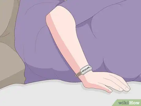 Imagen titulada Help Someone Who Is Having a Seizure Step 8