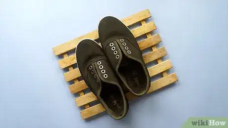 Imagen titulada Clean Smelly Sneakers Step 14