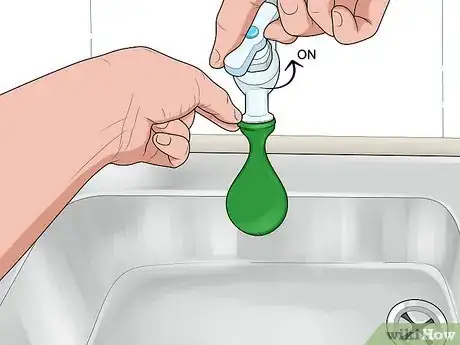Imagen titulada Fill Up a Water Balloon Step 3