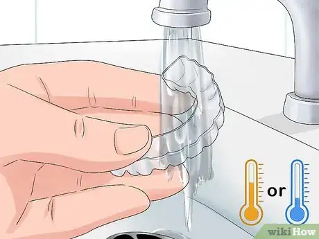 Imagen titulada Clean a Plastic Retainer Step 1