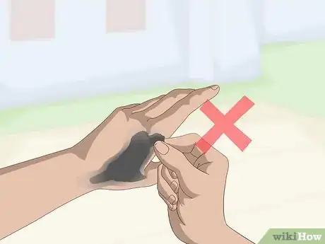 Imagen titulada Remove Tar From Skin Step 4