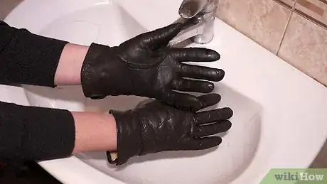 Imagen titulada Clean Leather Gloves Step 6
