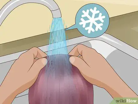 Imagen titulada Dye a Wig Using Acrylic Paint Step 15