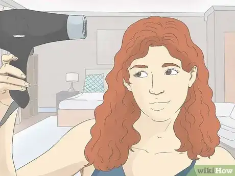 Imagen titulada Change Wavy Frizzy Hair to Straight Hair Step 1