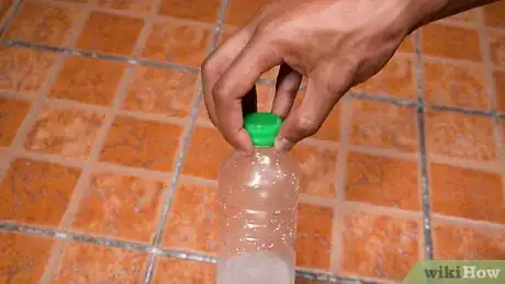 Imagen titulada Do the Water Bottle Flipping Challenge Step 4