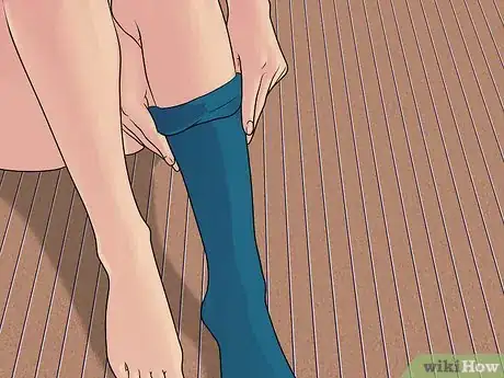 Imagen titulada Avoid Hosiery Runs Step 6