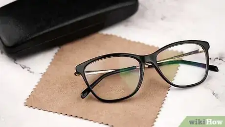Imagen titulada Clean Cloudy Glasses Step 1