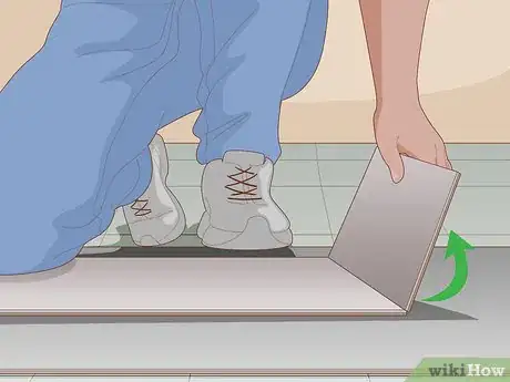 Imagen titulada Cut Vinyl Plank Flooring Step 9